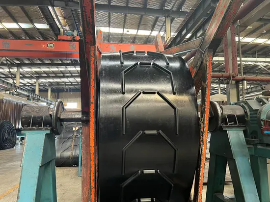 Correia transportadora de borracha Chevron usada para transportar materiais de areia/grãos úmidos/soltos em insetos